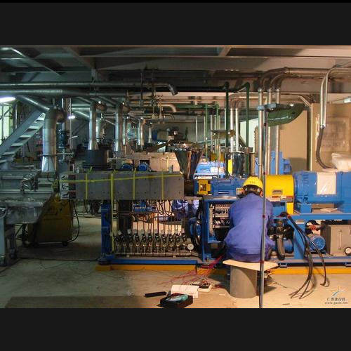 黄山工厂设备维修现场